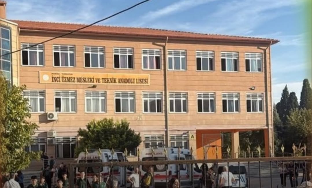 İlk açıklamalarda olayda 8 kişinin yaralandığı bildirildi. Daha sonraki açıklamalarda